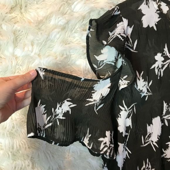 ❤️SALE❤️Bobeau Blouse Sheer cold shoulder Black & White, ruffle sleeves, size L - Picture 5 of 12